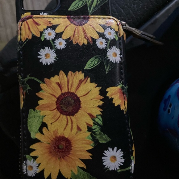 I phone SE 2020. Mint condition. No scratches, cracks,128 storage.Black. - Picture 2 of 5